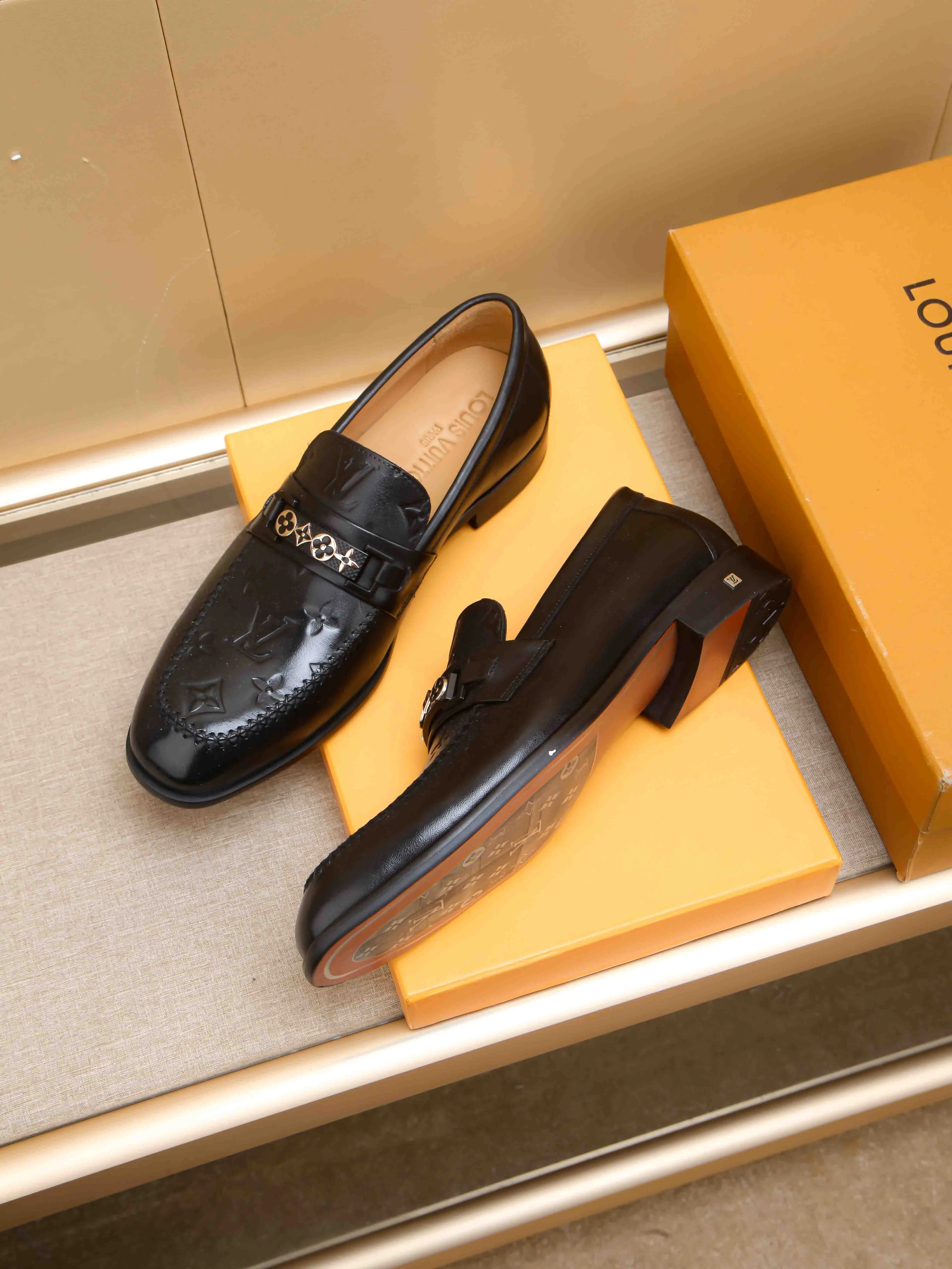Men's shoes 💰 460 💰 Louis Vuitton LV ® 🆕 model 🔛Full shoe counter, first layer cowhide, 🐂leather lined casual shoes for men, super soft outsole, essential for driving. Counter synchronization, original first layer cowhide, completely 1:1 mold customization🌹top version, color optional! Number: 39-44 (customized at 38.45)